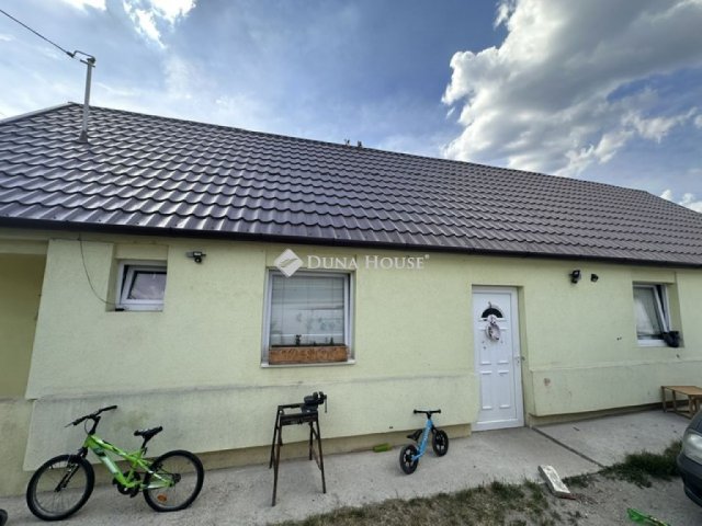 Eladó családi ház, Csákváron 40 M Ft, 4 szobás