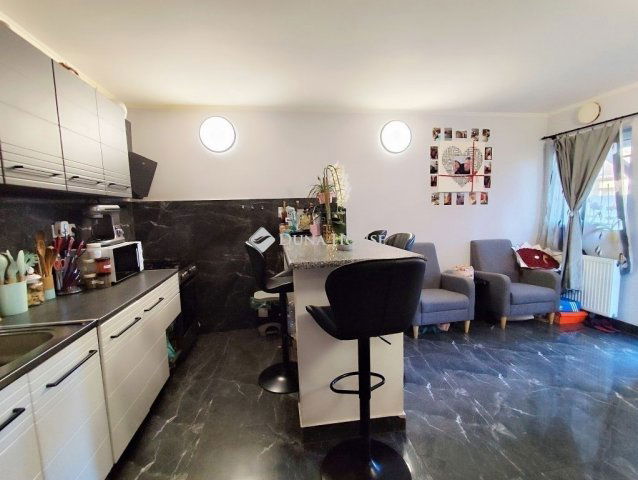 Eladó családi ház, Vecsésen 85 M Ft, 7 szobás
