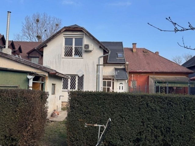 Eladó családi ház, Budapesten, III. kerületben 140 M Ft