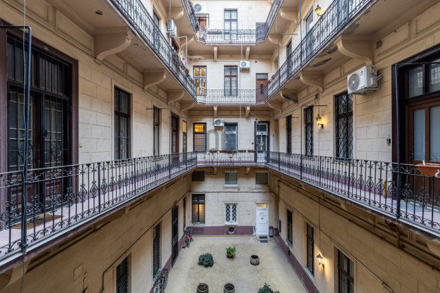 Eladó téglalakás, Budapesten, VI. kerületben 65 M Ft, 1 szobás