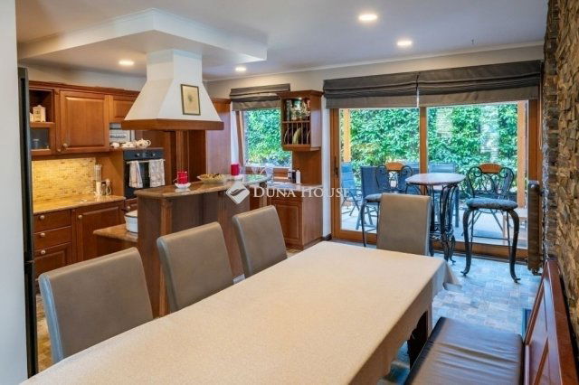 Eladó családi ház, Pécsett 460 M Ft, 8 szobás