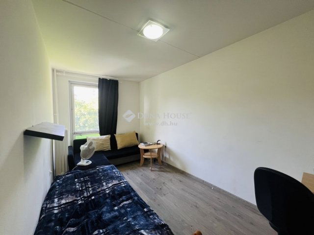 Eladó panellakás, Pécsett 55 M Ft, 3 szobás