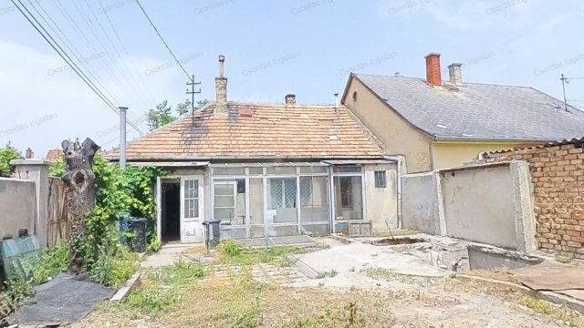 Eladó családi ház, Veszprémben 47.99 M Ft, 2 szobás