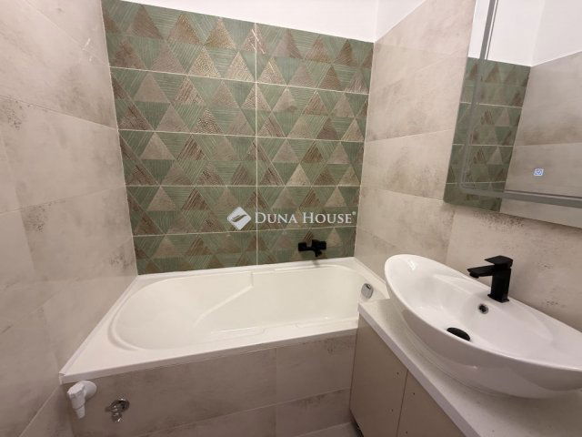 Eladó panellakás, Pécsett 64.9 M Ft, 3 szobás