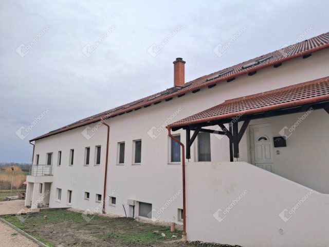 Kiadó téglalakás, albérlet, Komáromban 250 E Ft / hó, 3 szobás