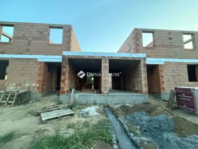 Eladó ikerház, Őrbottyánban 110 M Ft, 5 szobás