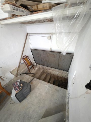Eladó családi ház, Pécsett 17.8 M Ft, 2 szobás