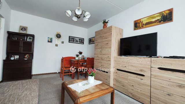 Eladó panellakás, Pétfürdőn 27.5 M Ft, 1+1 szobás