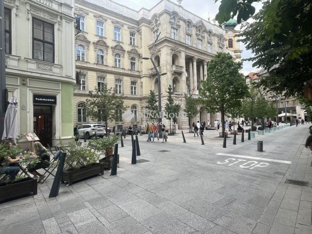 Eladó téglalakás, Budapesten, V. kerületben 64.9 M Ft, 1 szobás