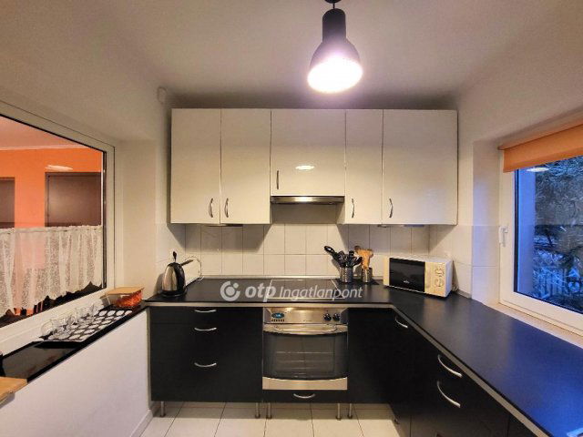 Eladó családi ház, Balatonkenesén 398 M Ft, 11 szobás