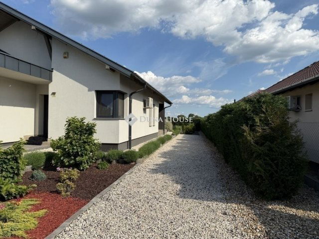 Eladó családi ház, Péterin 155 M Ft, 3 szobás