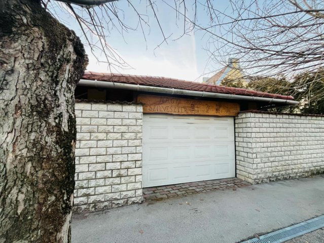 Eladó családi ház, Tatán 129.99 M Ft, 3 szobás