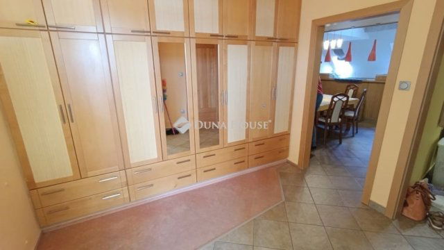 Eladó téglalakás, Mohácson 78.499 M Ft, 5 szobás