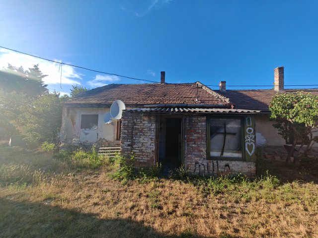 Eladó ikerház, Esztergomban 19.9 M Ft, 2 szobás