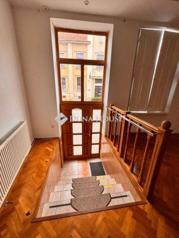Eladó téglalakás, Székesfehérvárott, Várkörút úton