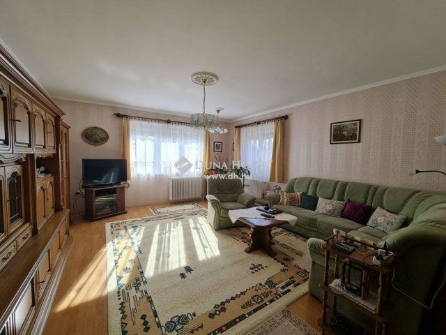 Eladó családi ház, Százhalombattán 127 M Ft, 5 szobás