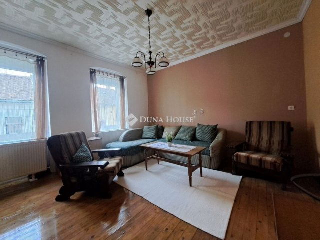 Eladó családi ház, Pécsett 29.9 M Ft, 2 szobás