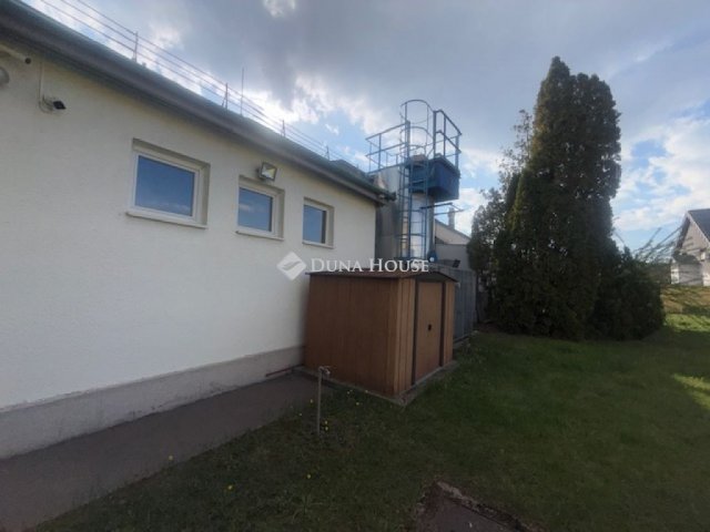 Eladó ipari ingatlan, Vecsésen, Halmy József téren 239 M Ft