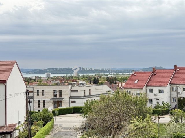 Eladó téglalakás, Balatonfüreden 179 M Ft, 5 szobás