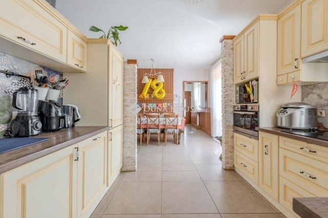 Eladó családi ház, Szegeden 225 M Ft, 7 szobás