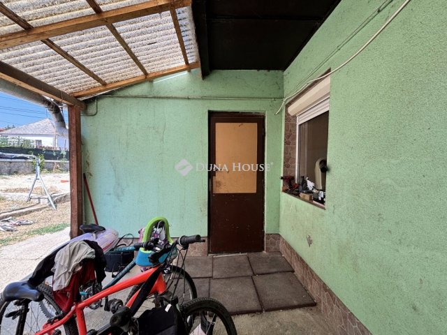 Eladó családi ház, Száron 50 M Ft, 2 szobás