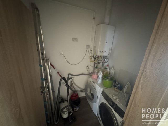 Eladó téglalakás, Szegeden 99 M Ft, 4 szobás