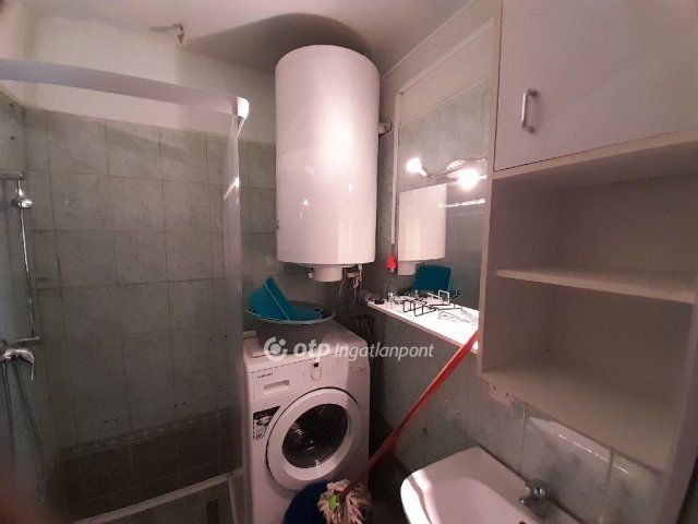 Eladó panellakás, Oroszlányban 37 M Ft, 2+1 szobás