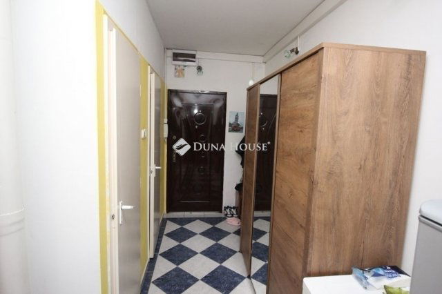 Eladó panellakás, Kecskeméten 45.9 M Ft, 3 szobás