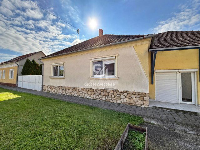 Eladó családi ház, Pápán 44.9 M Ft, 4 szobás
