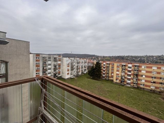 Eladó téglalakás, Zalaegerszegen 28 M Ft, 3 szobás