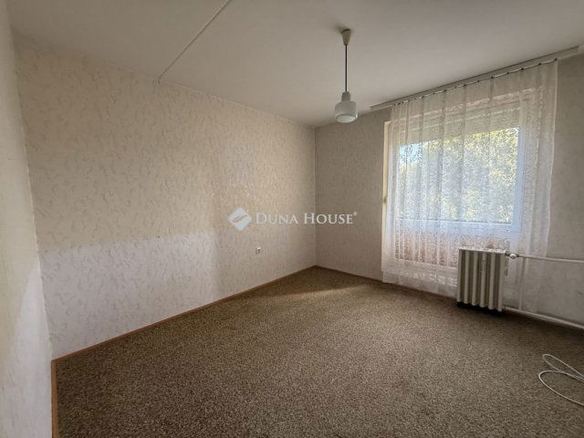 Eladó panellakás, Pécsett 32.5 M Ft, 2 szobás