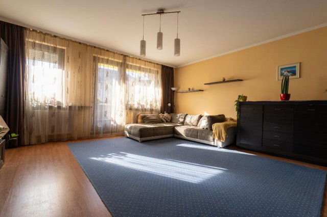 Eladó panellakás, Budapesten, III. kerületben 100 M Ft