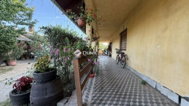 Eladó családi ház, Vecsésen 108 M Ft, 2 szobás