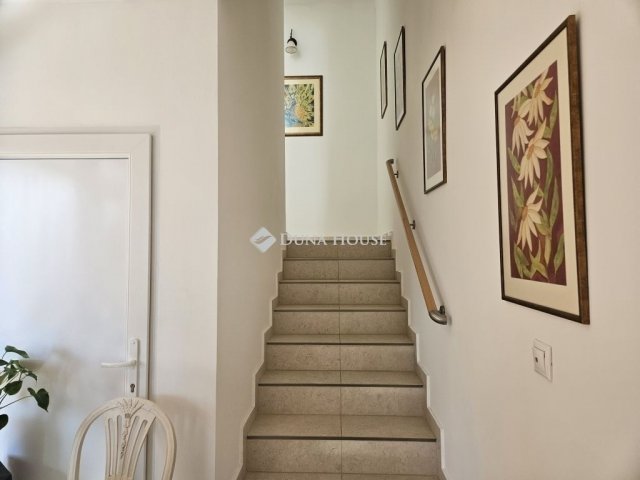 Eladó családi ház, Pécsett 199 M Ft, 5 szobás