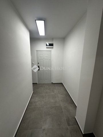 Eladó panellakás, Pécsett 56.9 M Ft, 2 szobás