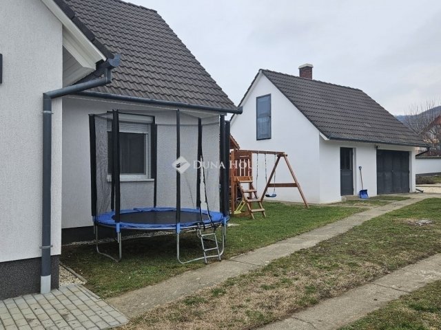 Eladó családi ház, Siklóson 99.9 M Ft, 4 szobás