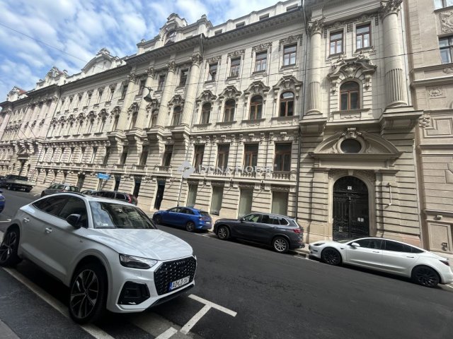 Eladó üzlethelyiség, Budapesten, V. kerületben 178.5 M Ft