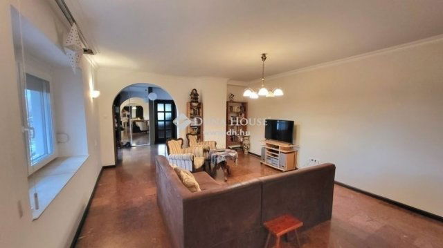 Eladó családi ház, Budapesten, III. kerületben 169 M Ft