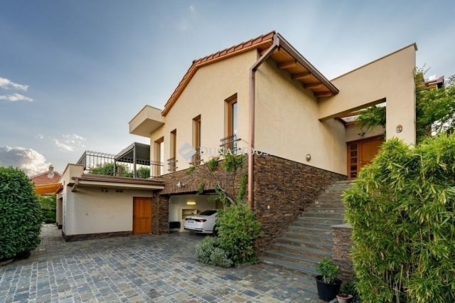 Eladó családi ház, Pécsett 460 M Ft, 8 szobás