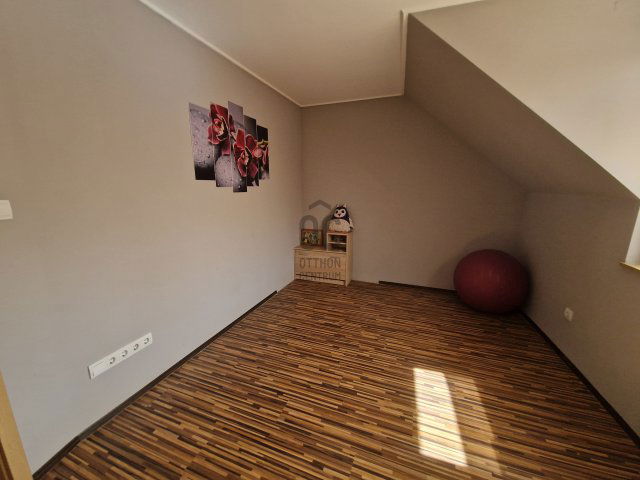 Eladó téglalakás, Tatán 97 M Ft, 4 szobás