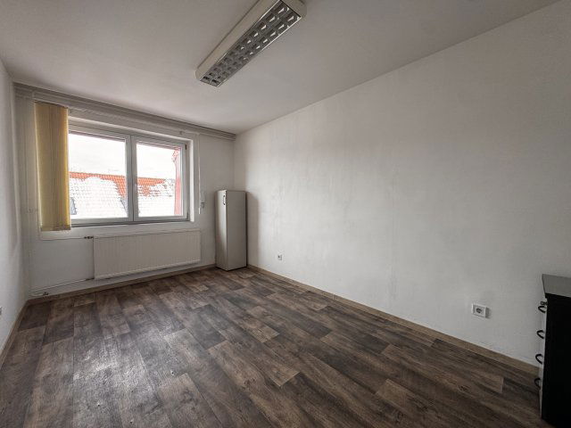 Kiadó iroda, Pécsett, Somogyi Béla utcában 64 E Ft / hó