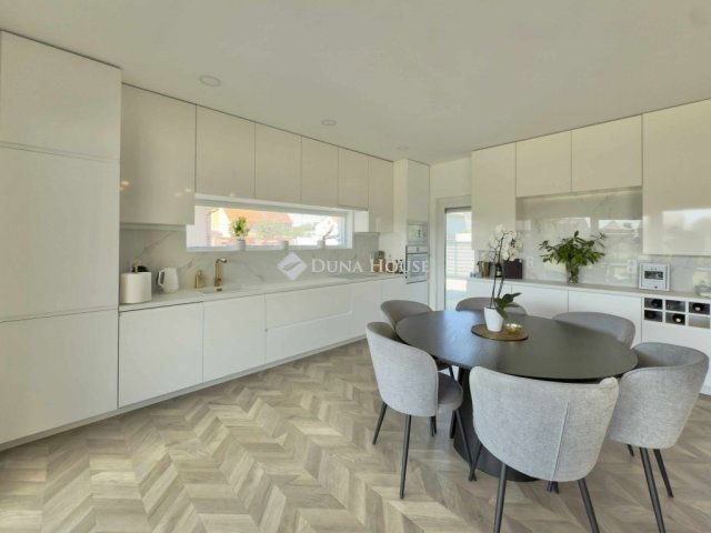 Eladó családi ház, Tolnán 99 M Ft, 4 szobás