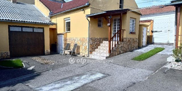 Eladó családi ház, Pécsett 79 M Ft, 3+1 szobás