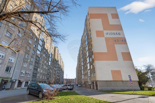 Eladó panellakás, Tatabányán 39 M Ft, 3 szobás