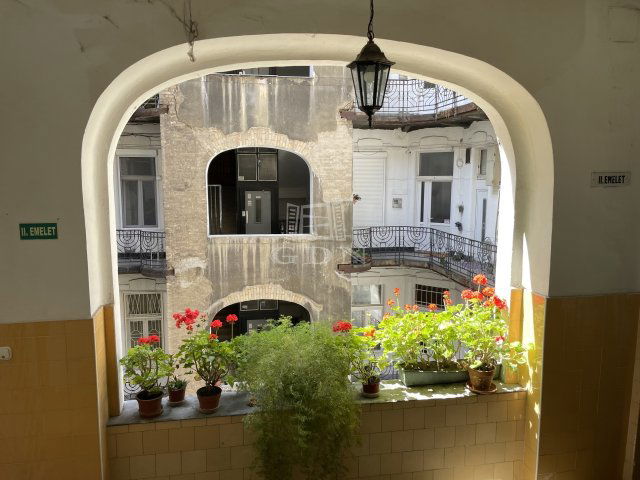 Eladó téglalakás, Budapesten, VI. kerületben 169 M Ft, 5 szobás