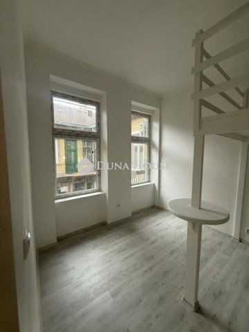 Eladó téglalakás, Budapesten, VI. kerületben 47.9 M Ft, 1 szobás