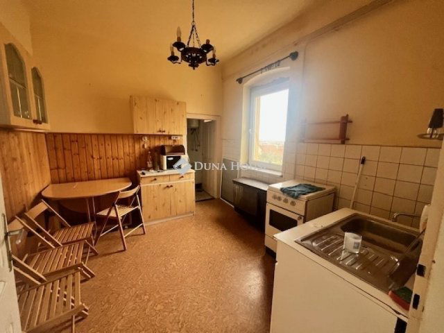 Eladó családi ház, Pécsett 56.9 M Ft, 5 szobás
