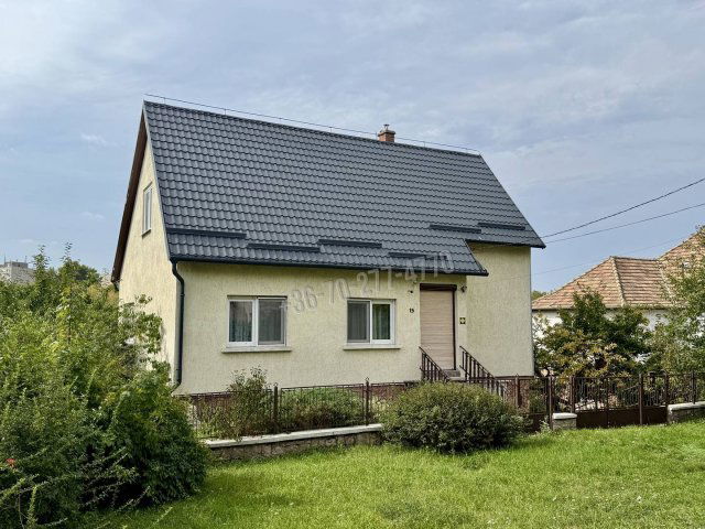 Eladó családi ház, Oroszlányban 67.9 M Ft, 4 szobás