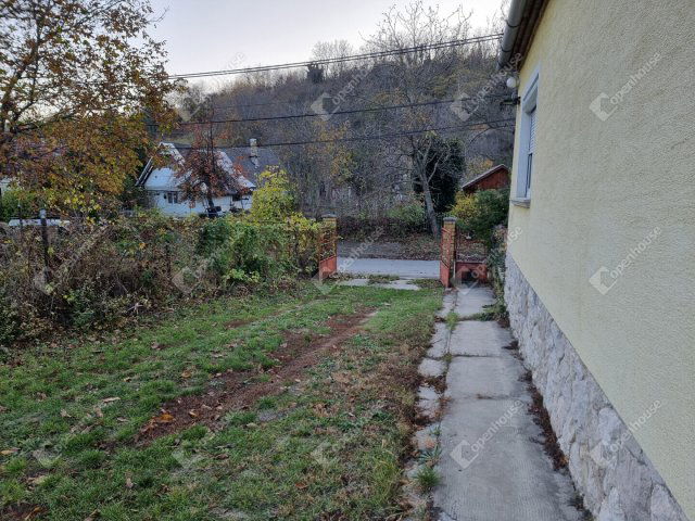 Eladó családi ház, Nyúlon 63.7 M Ft, 2 szobás