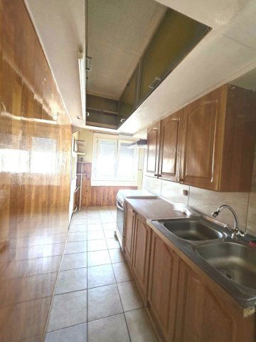 Eladó panellakás, Dunaújvárosban 32.9 M Ft, 1+3 szobás